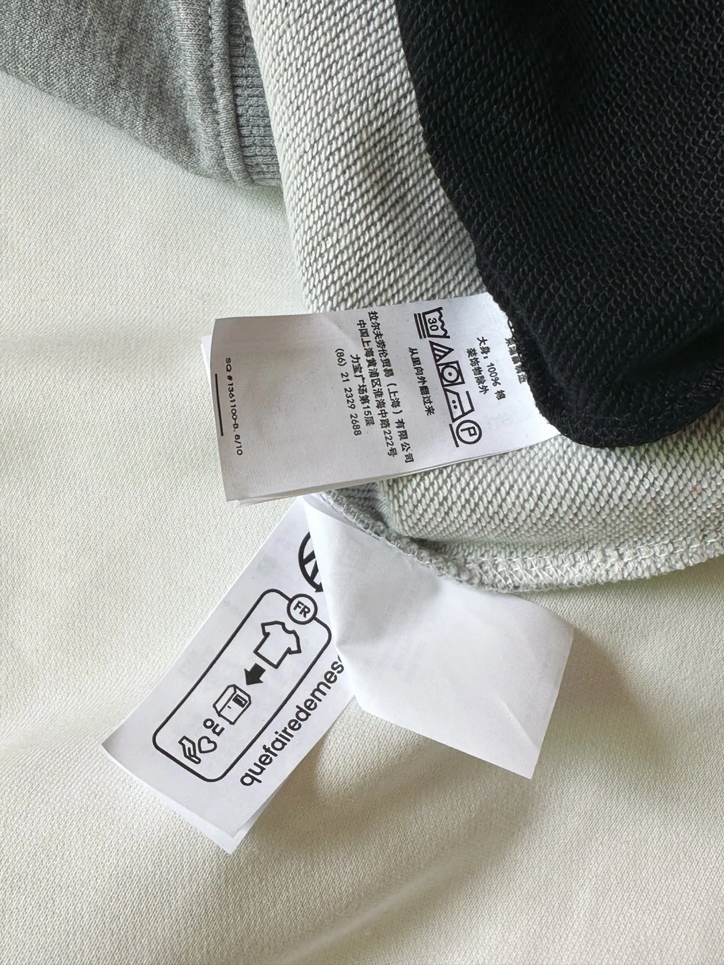 P220 Style No.: RL021] RalphLauren/Ralph Lauren 2025 new autumn and winter terry sweatshirt large POLO English letters embroidered logo Ralph Lauren age-reducing item, the coat fabric is made of 60% cotton➕40% polyester, which not only retains the softness, comfort and breathability of cotton, but also adds the wear resistance and wrinkle resistance of polyester fiber, making the clothes more durable and easy to care for. Even in slightly cooler weather, you won't feel stuffy when wearing it. This kind of fabric has a natural crisp feel and is not easy to pill or deform. The flying pigeon on the chest is embroidered with the brand's large logo in English letters. The color is full, full of three-dimensionality, and lifelike, adding a bit of liveliness and interest to the entire sweatshirt. There is no pressure to dress, regardless of age or gender. Complete accessories! Color: Gray Size: S-xL S Shoulder width 53 Bust 110 Length 67 Sleeve length 58 M Shoulder width 54 Bust 114 Length 69 Sleeve length 59 L Shoulder width 55 Bust 118 Length 71 Sleeve length 60 xL Shoulder width 56 Bust 122 Length 73 Sleeve length 61
